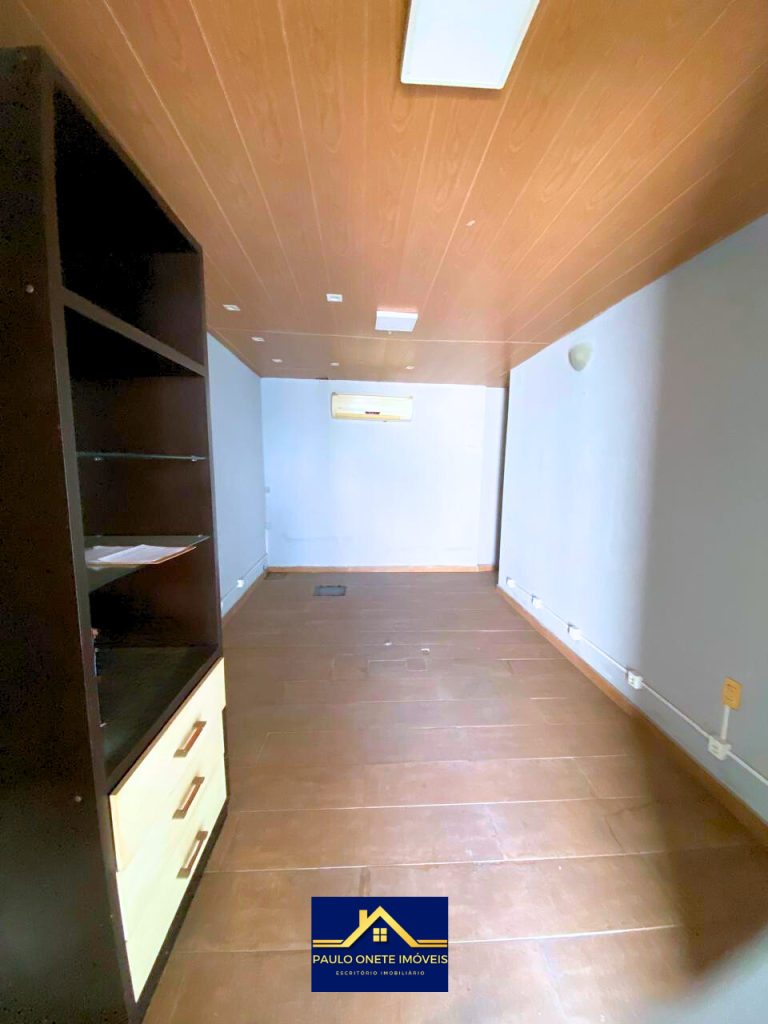 VENDE-SE – CASA COM 3 SUÍTES + PISCINA – PARQUE 10 DE NOVEMBRO