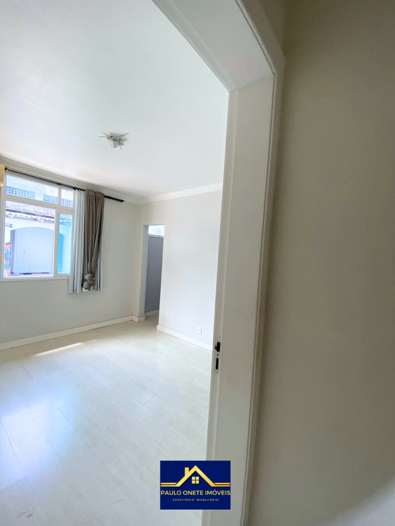 VENDE-SE – CASA COM 3 SUÍTES + PISCINA – PARQUE 10 DE NOVEMBRO