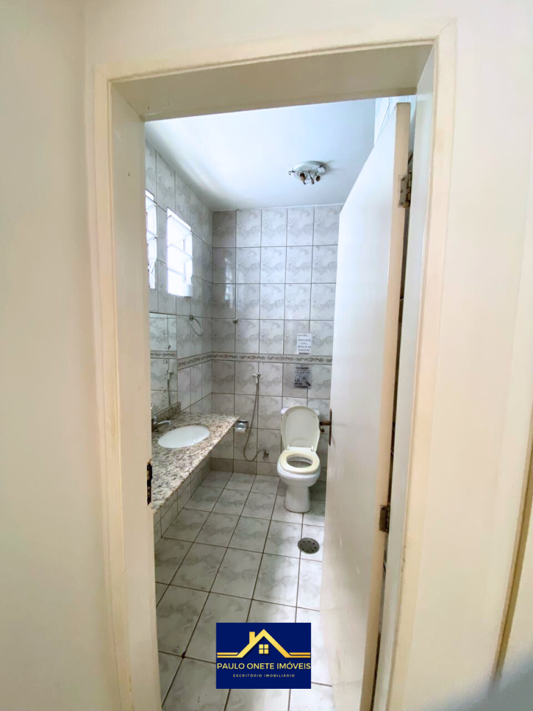 VENDE-SE – CASA COM 3 SUÍTES + PISCINA – PARQUE 10 DE NOVEMBRO