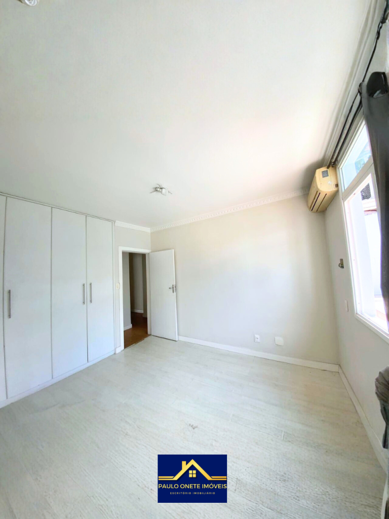 VENDE-SE – CASA COM 3 SUÍTES + PISCINA – PARQUE 10 DE NOVEMBRO