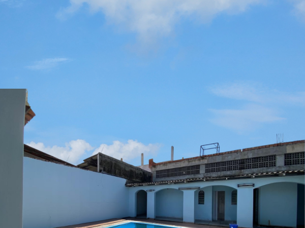 VENDE-SE – CASA COM 3 SUÍTES + PISCINA – PARQUE 10 DE NOVEMBRO