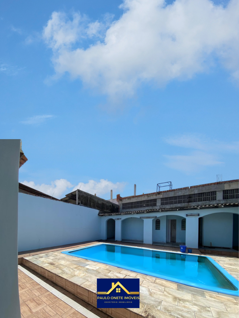 VENDE-SE – CASA COM 3 SUÍTES + PISCINA – PARQUE 10 DE NOVEMBRO
