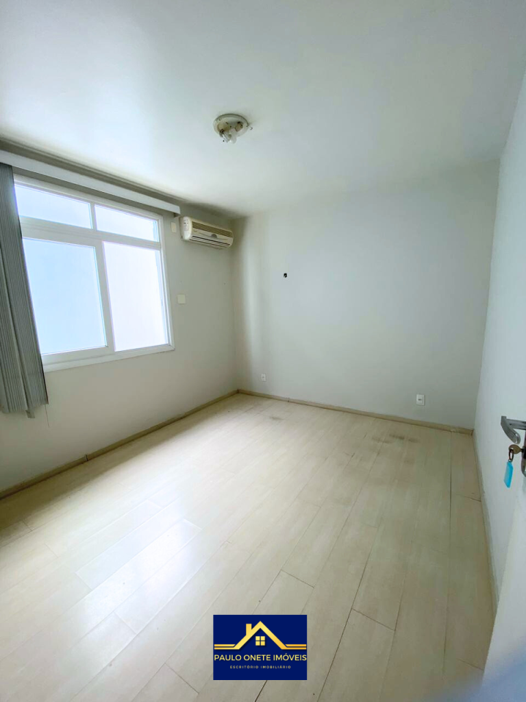 VENDE-SE – CASA COM 3 SUÍTES + PISCINA – PARQUE 10 DE NOVEMBRO