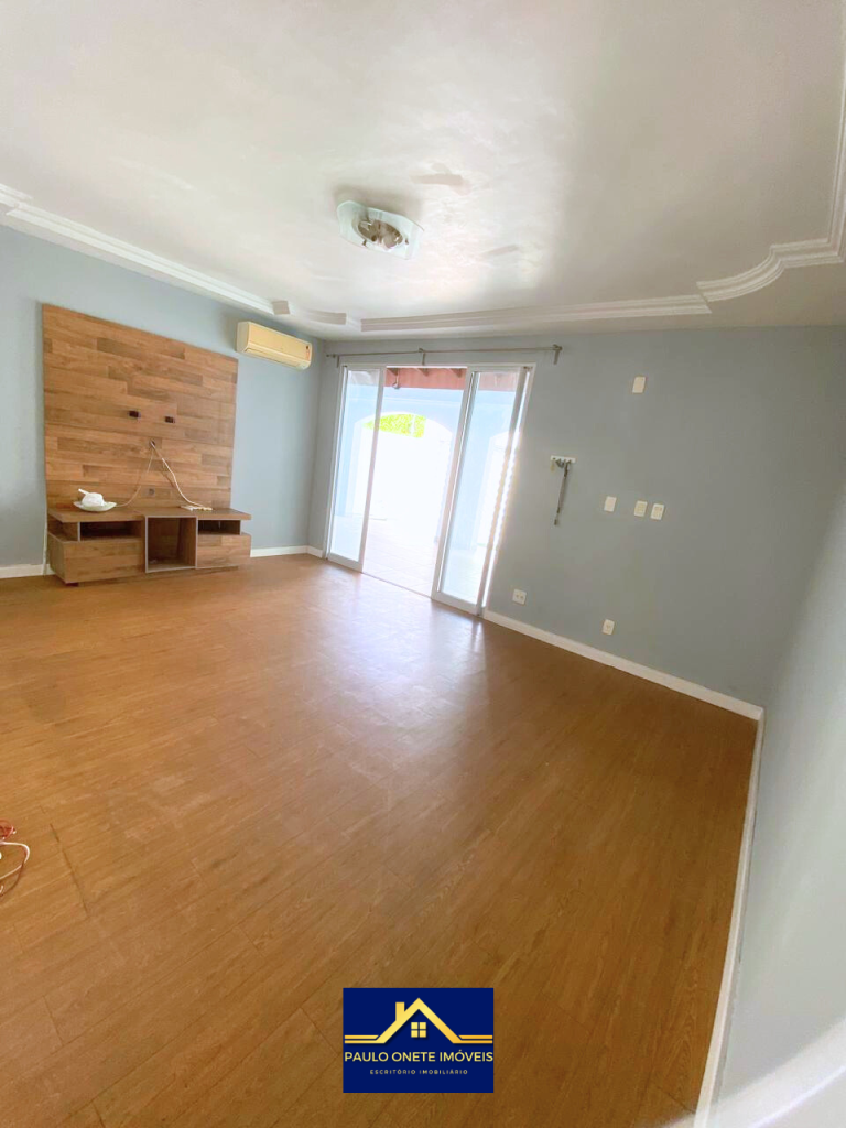 VENDE-SE – CASA COM 3 SUÍTES + PISCINA – PARQUE 10 DE NOVEMBRO