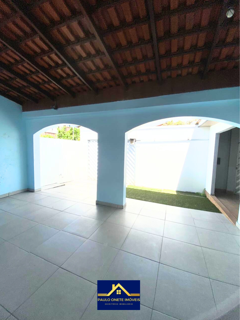 VENDE-SE – CASA COM 3 SUÍTES + PISCINA – PARQUE 10 DE NOVEMBRO