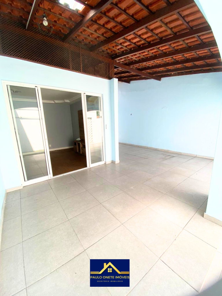 VENDE-SE – CASA COM 3 SUÍTES + PISCINA – PARQUE 10 DE NOVEMBRO