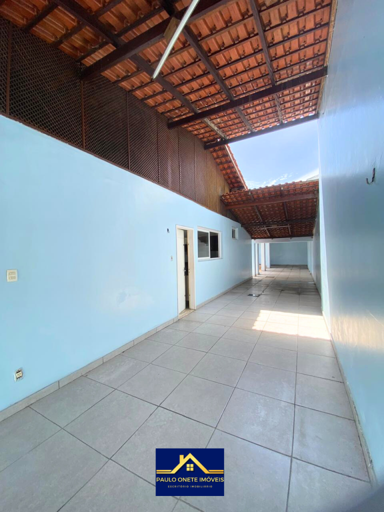 VENDE-SE – CASA COM 3 SUÍTES + PISCINA – PARQUE 10 DE NOVEMBRO