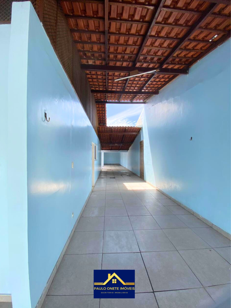 VENDE-SE – CASA COM 3 SUÍTES + PISCINA – PARQUE 10 DE NOVEMBRO