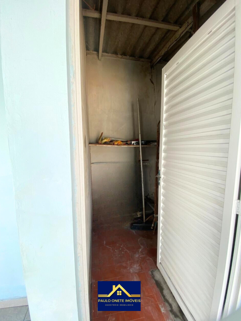 VENDE-SE – CASA COM 3 SUÍTES + PISCINA – PARQUE 10 DE NOVEMBRO