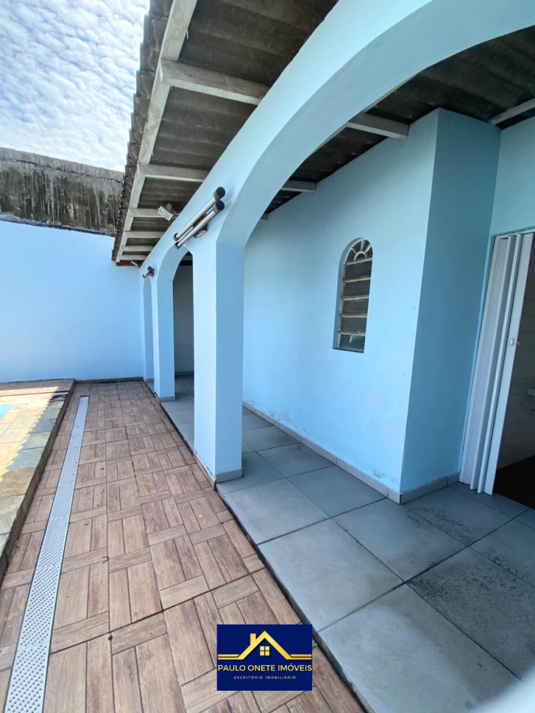 VENDE-SE – CASA COM 3 SUÍTES + PISCINA – PARQUE 10 DE NOVEMBRO