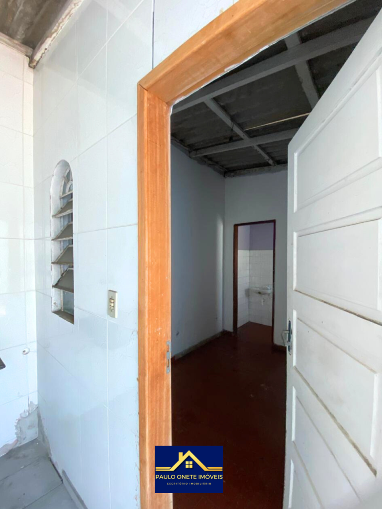 VENDE-SE – CASA COM 3 SUÍTES + PISCINA – PARQUE 10 DE NOVEMBRO