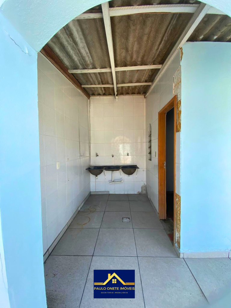 VENDE-SE – CASA COM 3 SUÍTES + PISCINA – PARQUE 10 DE NOVEMBRO