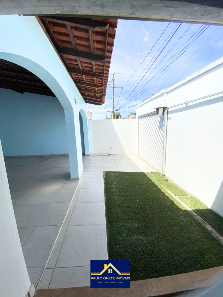 VENDE-SE – CASA COM 3 SUÍTES + PISCINA – PARQUE 10 DE NOVEMBRO