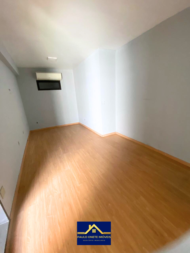 VENDE-SE – CASA COM 3 SUÍTES + PISCINA – PARQUE 10 DE NOVEMBRO