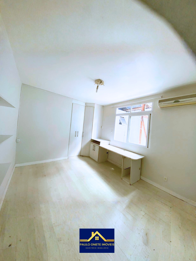 VENDE-SE – CASA COM 3 SUÍTES + PISCINA – PARQUE 10 DE NOVEMBRO