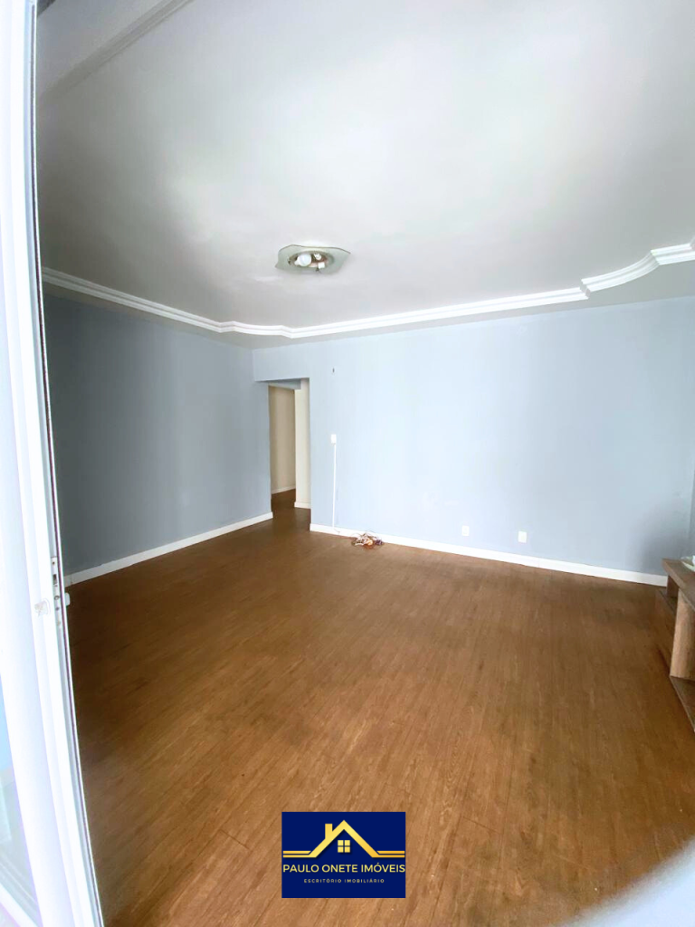 VENDE-SE – CASA COM 3 SUÍTES + PISCINA – PARQUE 10 DE NOVEMBRO