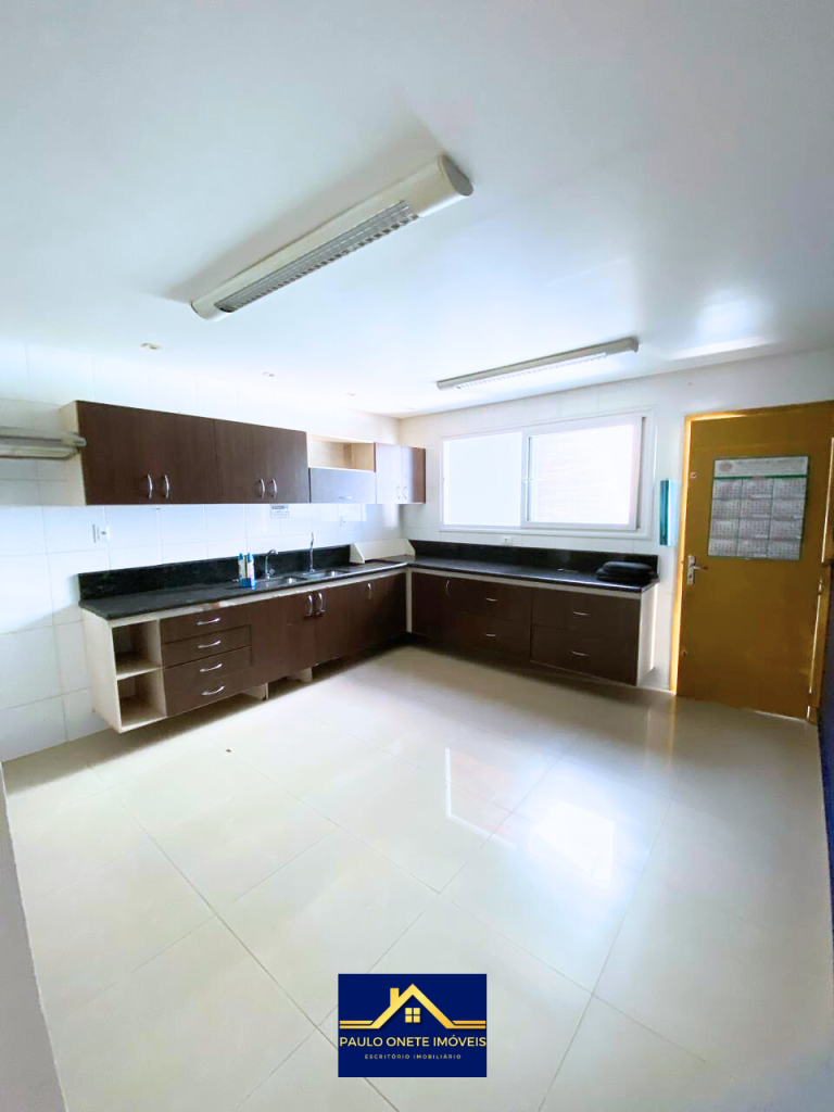 VENDE-SE – CASA COM 3 SUÍTES + PISCINA – PARQUE 10 DE NOVEMBRO