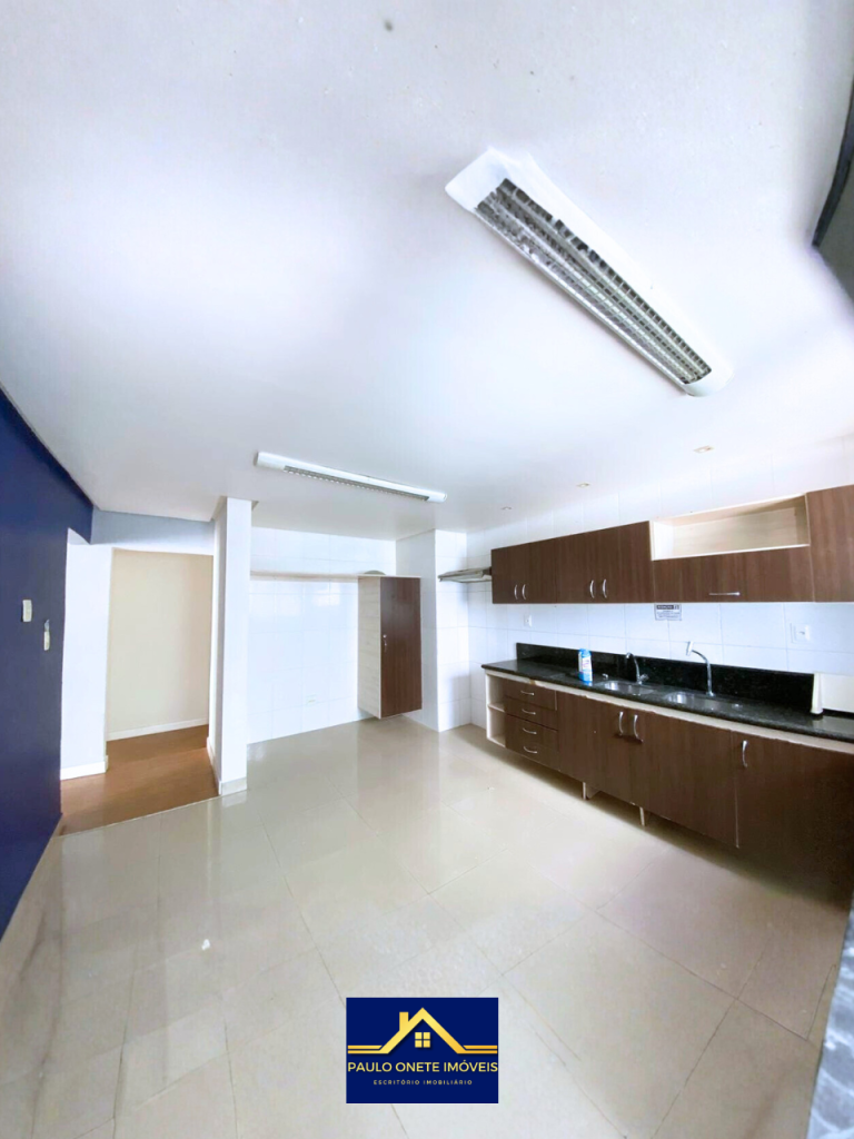 VENDE-SE – CASA COM 3 SUÍTES + PISCINA – PARQUE 10 DE NOVEMBRO