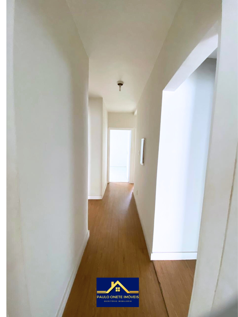 VENDE-SE – CASA COM 3 SUÍTES + PISCINA – PARQUE 10 DE NOVEMBRO