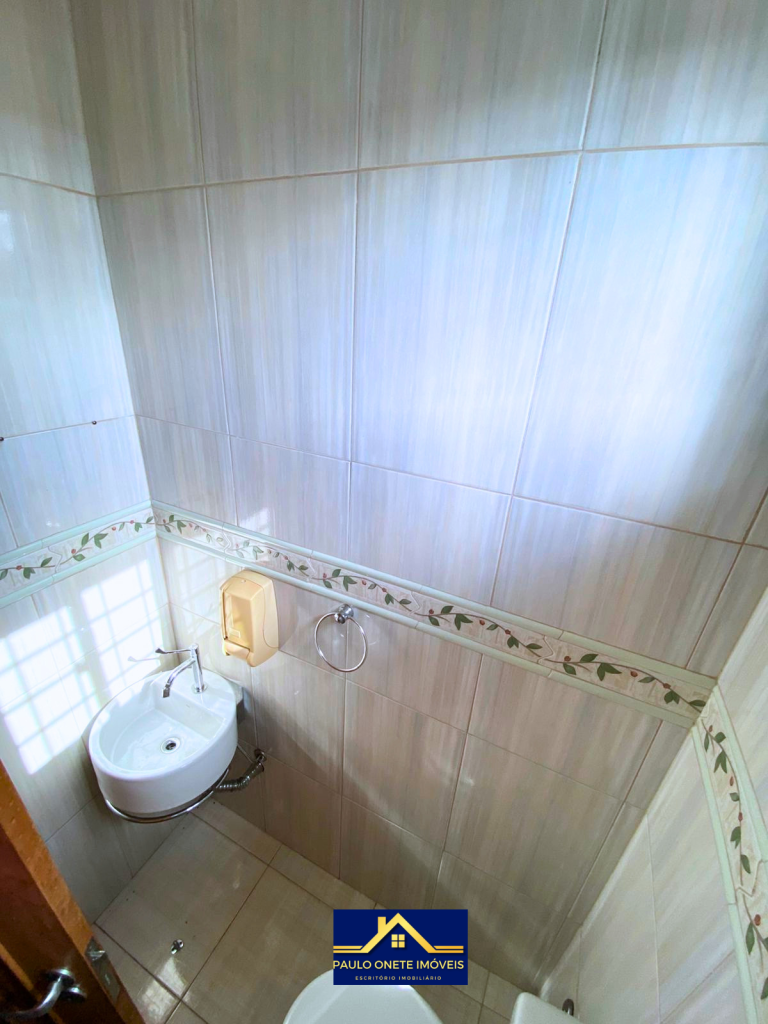 ALUGA-SE – SALA COMERCIAL NO 1° ANDAR – 18M² – AV. JOÃO VALÉRIO