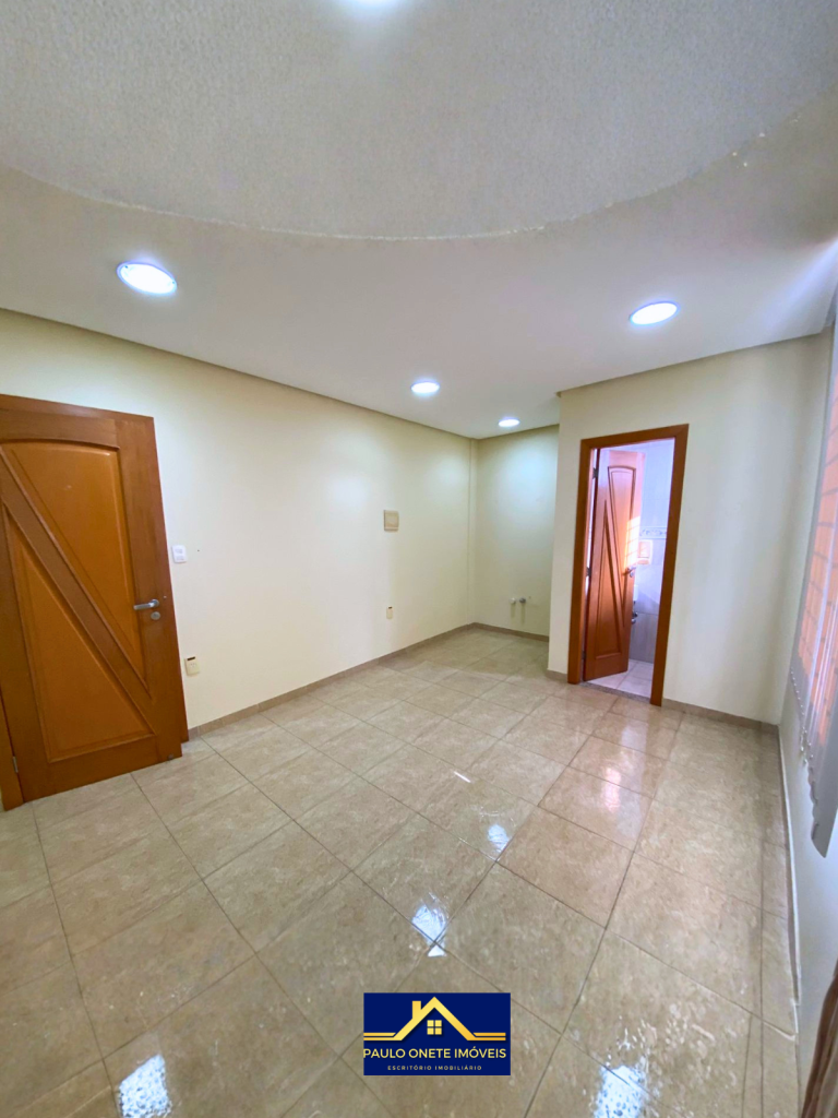 ALUGA-SE – SALA COMERCIAL NO 1° ANDAR – 18M² – AV. JOÃO VALÉRIO