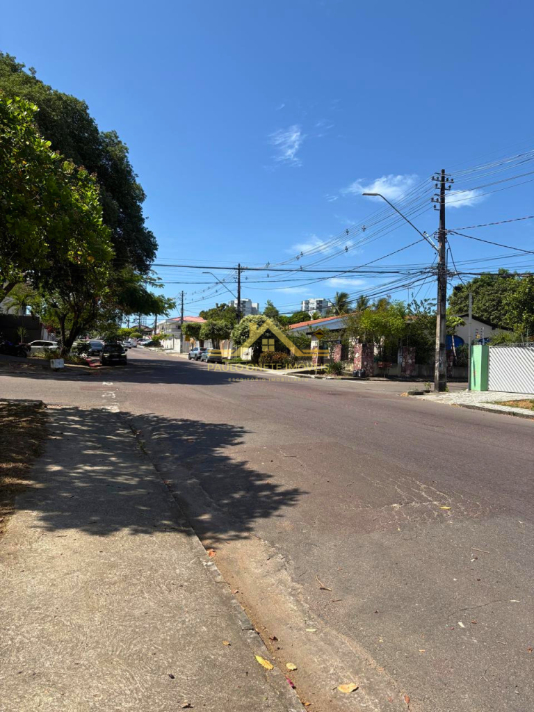 CASA COMERCIAL RECÉM-REFORMADA – 200M² | ALEIXO